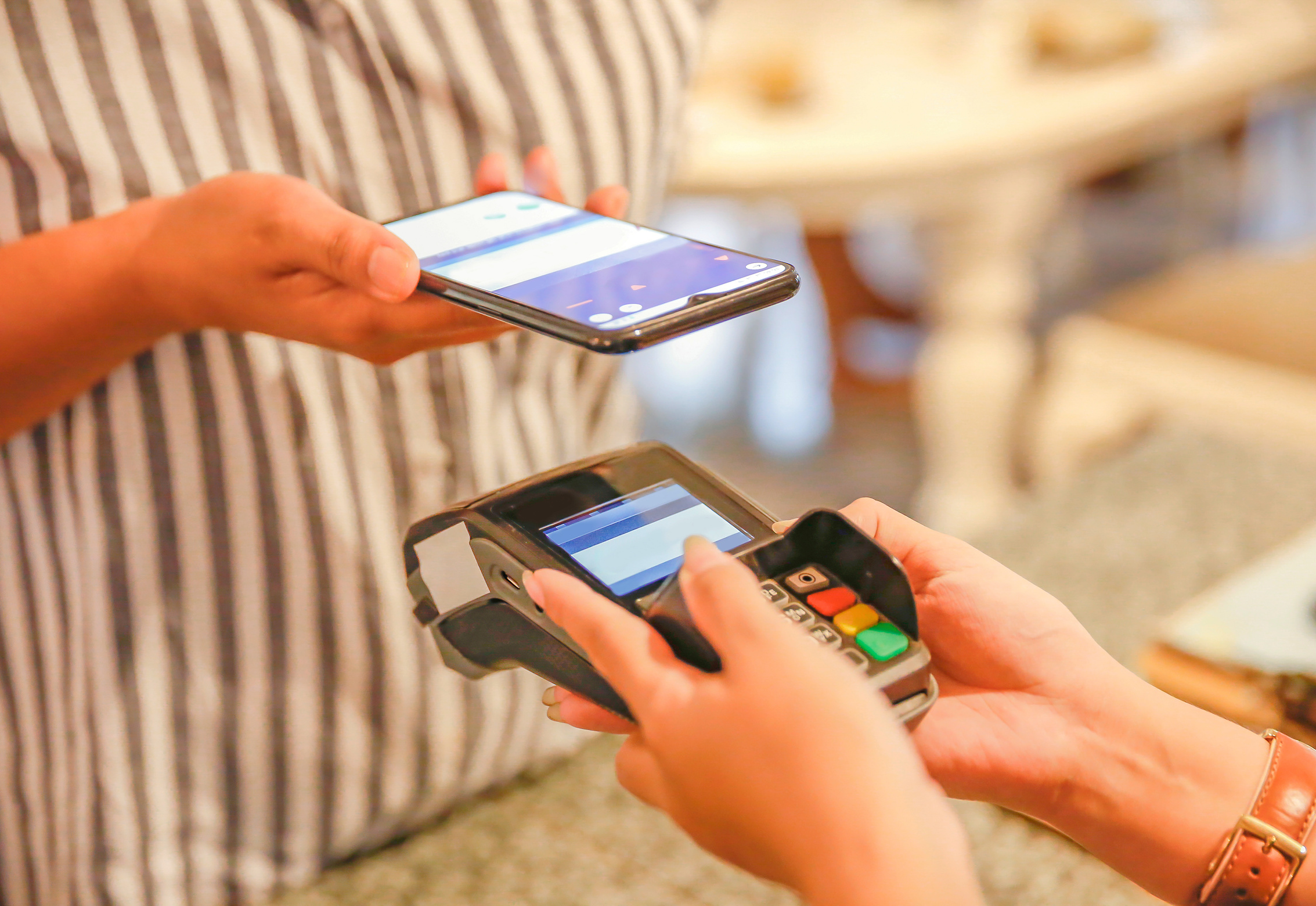 スマートフォンでお支払いする場面