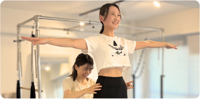 マシンを使いインストラクターと動きを確認するレッスン