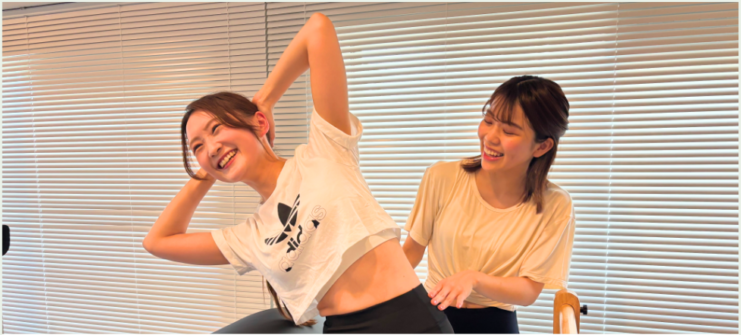 インストラクターと一緒に体を動かすレッスン